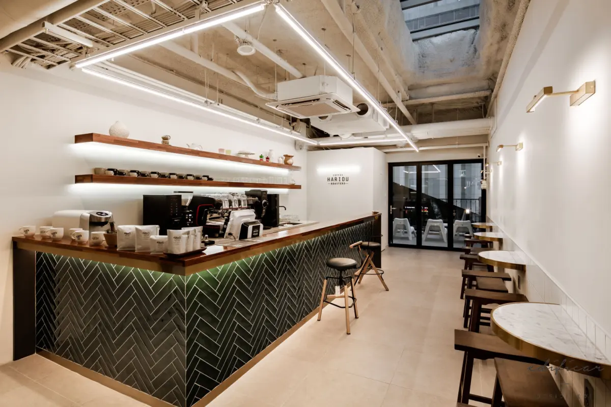 노출천장과 헤링본 바가 돋보이는 모던 카페